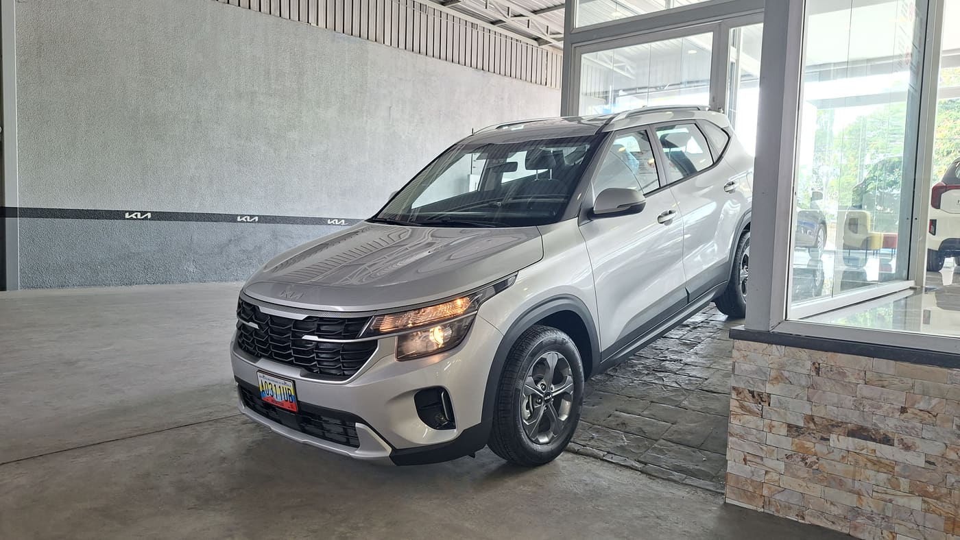 Vehículo Kia listo en el área de entrega