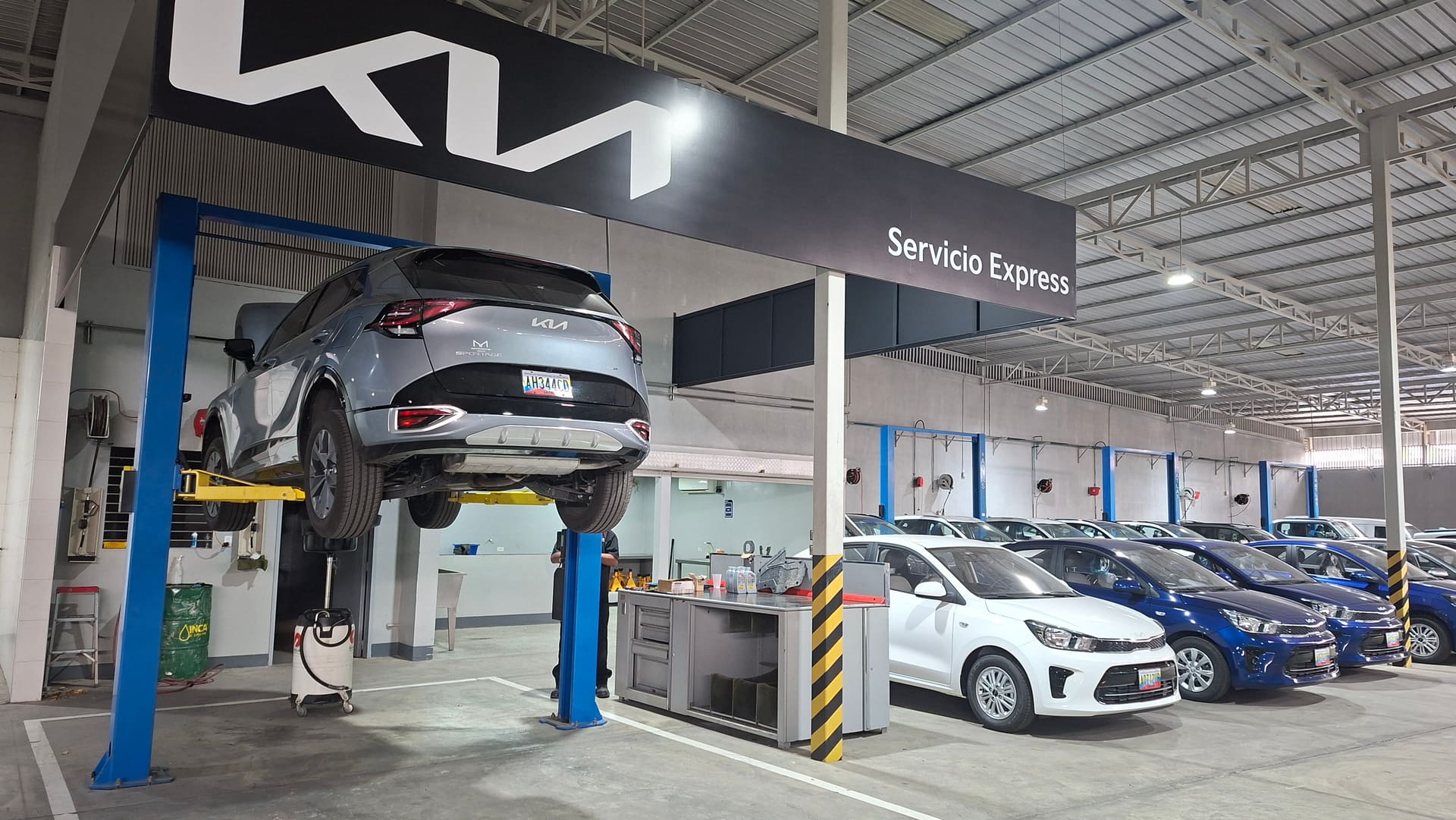 Área de Servicio Express Kia con un vehículo en elevador