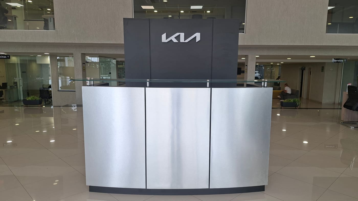 Recepción del concesionario con la marca Kia
