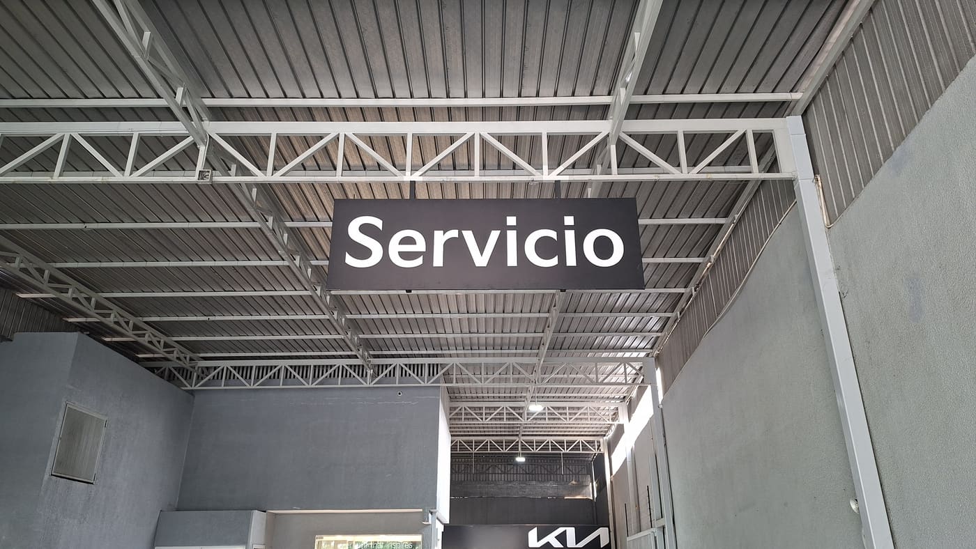Entrada del área de servicio del concesionario Kia